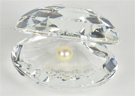 SOPRAMOBILE IN CRISTALLO modellato a conchiglia aperta con perla all'interno...