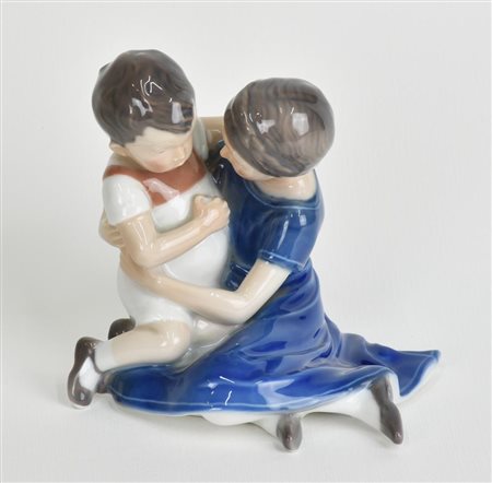 STATUETTA IN PORCELLANA ROYAL COPENHAGEN raffiguranre Elsa che abbraccia il...