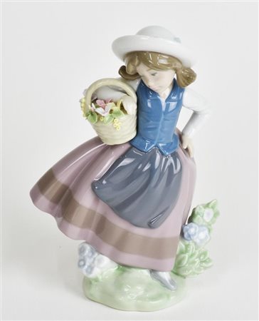 STATUETTA IN PORCELLANA LLADRO' modello 'Sweet Scent', designer Jose Puche,...