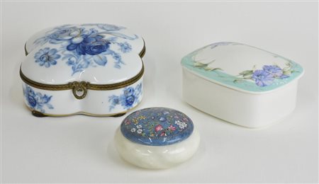 LOTTO DI TRE SCATOLE composto da: - una scatola in porcellana Narumi, Japan,...