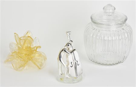 LOTTO DI TRE OBJECTS DE VITRINE composto da: - un portacandela in vetro...