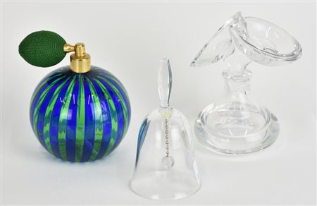 LOTTO DI TRE OBJECTS DE VITRINE composto da: - una boccetta spruzzaprofumo in...