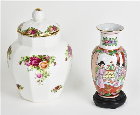 COPPIA DI PORCELLANE composta da: - un vaso cinese decorazione Family Rose, h...