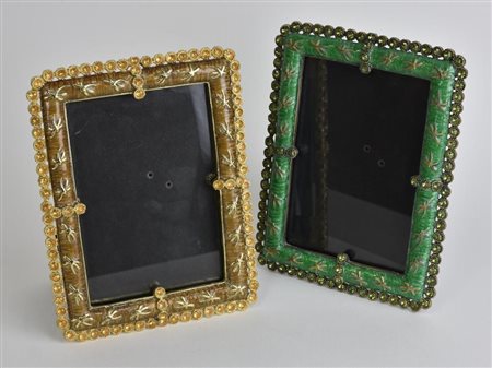 COPPIA DI CORNICI smaltate con decorazione a strass cm 22x17 ciascuna