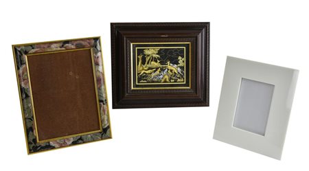 LOTTO DI DUE CORNICI E UN QUADRETTO - quadretto con scena di caccia in lamina...