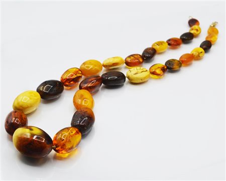 COLLANA IN AMBRA realizzata ad una fila di ambre a scalare di mm 22-43,...