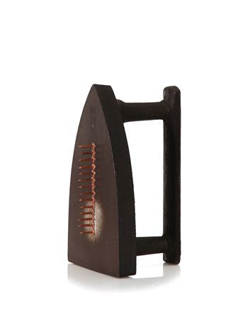 RAY MAN Philadelphia 1890 - Parigi 1976 Cadeau 1921, 1974 ferro da stiro con...