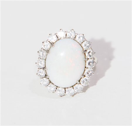ANELLO IN ORO BIANCO 18K Decorato con cabochon ovale di opale nobile bianca...