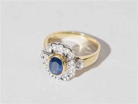 TRE ANELLI IN ORO GIALLO E BIANCO 18K Decorati con diamanti e zaffiri blu.