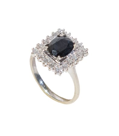 ANELLO IN ORO BIANCO 18K Realizzato con zaffiro blu ovale posto entro cornice...