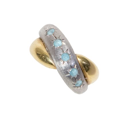 ANELLO IN ORO 18K Realizzato come una fascia decorata con piccole gemme...