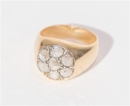 ANELLO IN ORO 18K Realizzato come una fascia decorata sommitalmente da una...