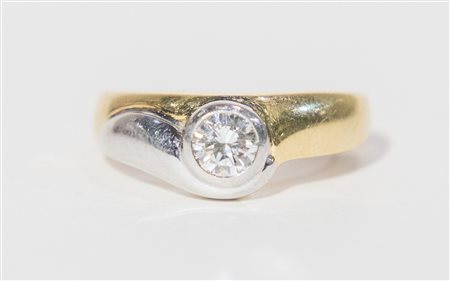 ANELLO IN ORO GIALLO E BIANCO 18K Realizzato con diamante rotondo solitario...