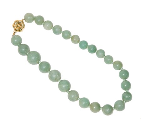 COLLANA IN PIETRA DURA Realizzata con sfere di giada. Fermezza a fiore in oro...