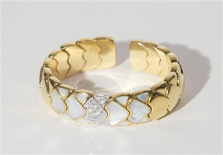 BRACCIALE SEMIRIGIDO IN ORO 18K Realizzato con elementi geometrici decorati...