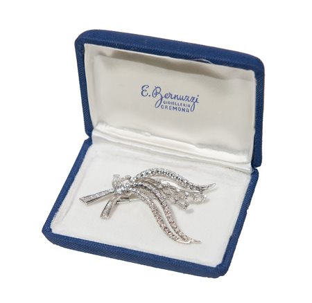 SPILLA IN ORO BIANCO 18K ANNI SESSANTA Di gusto floreale, decorata da piccoli...