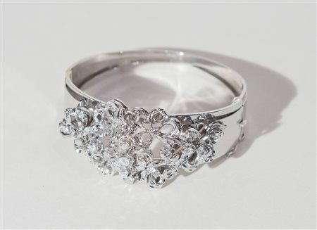 BRACCIALE RIGIDO IN ORO BIANCO 18K Decorato sommitalmente da formella oblunga...