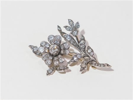 SPILLA ANTICA IN ARGENTO E ORO A BASSO TITOLO Fine XIX secolo, realizzata...