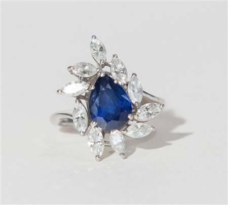 ANELLO IN ORO BIANCO 18K Realizzato con zaffiro blu a goccia posto entro...