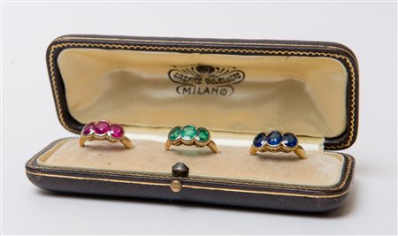 TRILOGIA DI ANELLI IN ORO GIALLO 18K ENTRO ASTUCCIO ORIGINALE Ciascuno dei...
