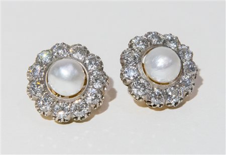 ORECCHINI IN ORO Ciascuno realizzato come una clip con perla semisferica...