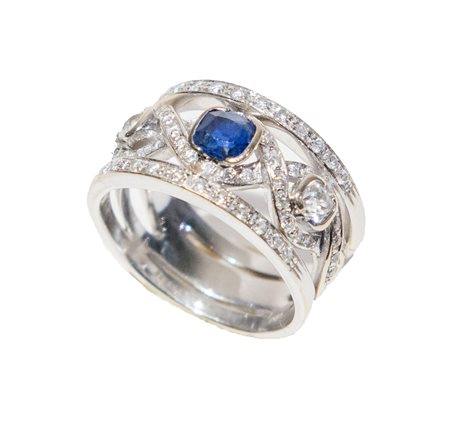 ANELLO IN ORO BIANCO 18K CON ZAFFIRO Realizzato come una fascia traforata...