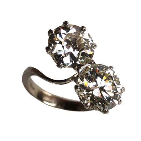 IMPORTANTE ANELLO IN ORO BIANCO 18K Realizzato come un contrarié recante agli...