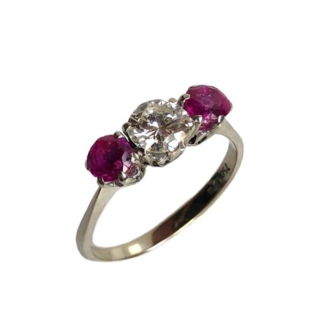 ANELLO TRILOGY IN ORO BIANCO 18K Realizzato con diamante rotondo affiancato...