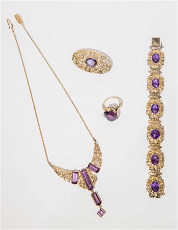 PARURE AMETISTE Composta da collana, bracciale, spilla e anello. Ciascun...