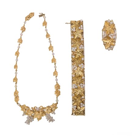 PARURE UVA Composta da collana, bracciale e spilla. Ciascun elemento è...