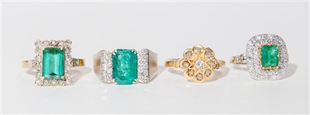 QUATTRO ANELLI IN ORO GIALLO, BIANCO E ARGENTO Ciascuno decorato con piccoli...