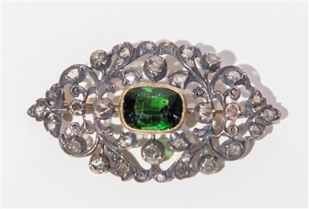 SPILLA IN ARGENTO E ORO A BASSO TITOLO Di forma oblunga, decorata da rose di...