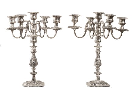 COPPIA DI CANDELABRI IN SILVER PLATE. Inghilterra, XX secolo Cinque luci...