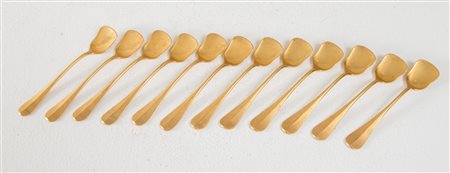 SERVIZIO DI 12 CUCCHIAINI DA DESSERT Servizio in metallo dorato con stemma...