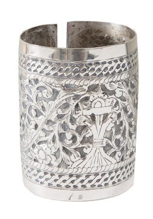 BRACCIALE IN ARGENTO Rigido a fascia in argento cesellato con elementi...