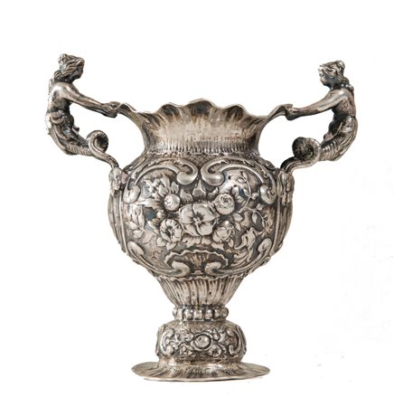 ANFORA IN ARGENTO, XX secolo Realizzata in argento cesellato con elementi...