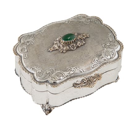 COFANETTO PORTA GIOIE, XX secolo Cofanetto rettangolare polilobato in argento...