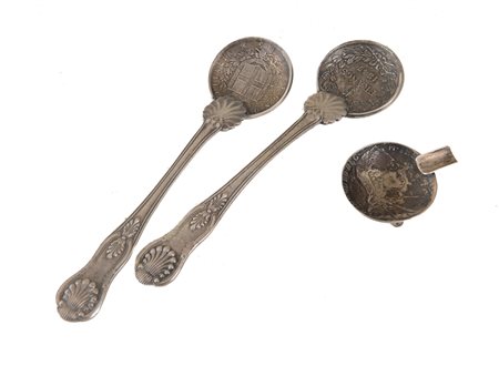 DUE CUCCHIAINI E UN POSACENERE Lotto composto da 3 elementi: Cucchiaino con...