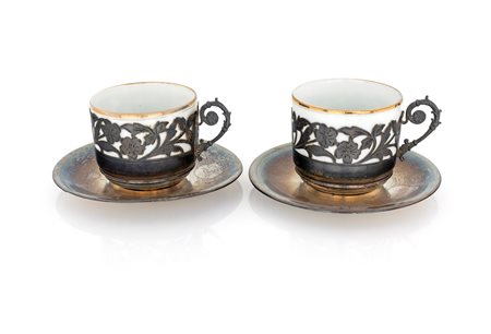 Due tazze in porcellana Ginori con piattino in metallo argentato