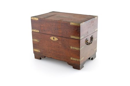 Cofanetto in noce con finiture in ottone e scomparti interni