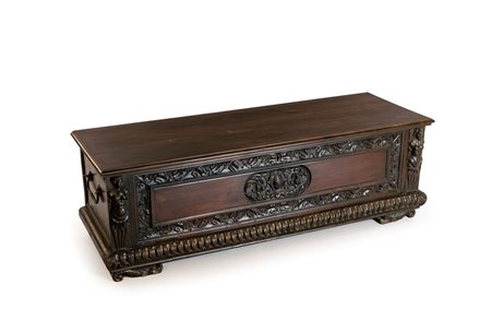 Cassone in legno di noce, Italia XVII secolo