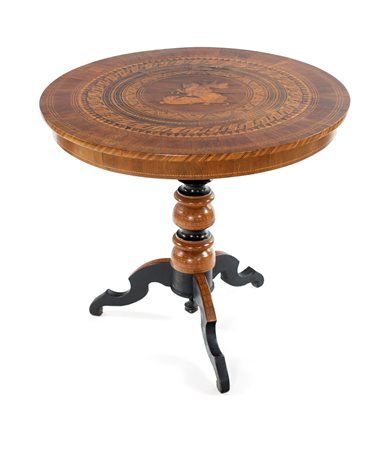 Tavolo in noce intarsiato, Sorrento XIX secolo