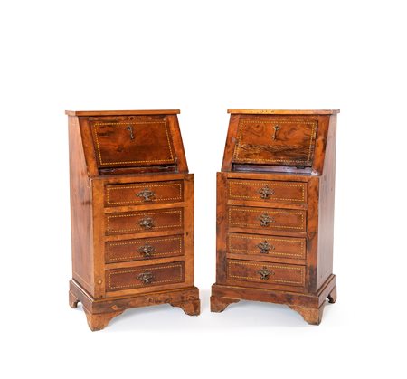 Coppia di comodini in noce