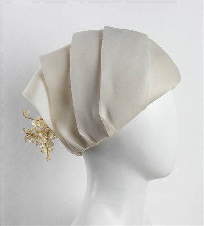 BALENCIAGA<br>CAPPELLO SCULTURA IN GAZAR DI SETA<br>1963/64 ca