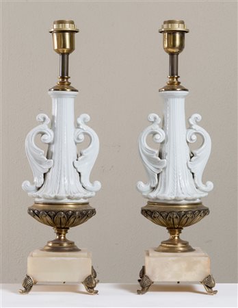 COPPIA DI LAMPADE, prima metà del XX secolo. Realizzate in alabastro, bronzo...