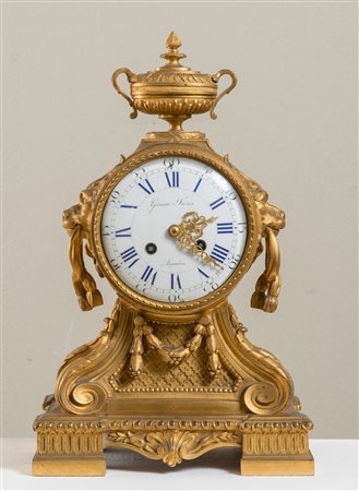 OROLOGIO IN BRONZO DORATO, seconda metà del XIX secolo. Di gusto Luigi XVI,...