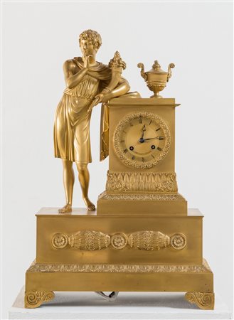 OROLOGIO IN BRONZO DORATO, Francia, prima metà del XIX secolo. Allegoria del...