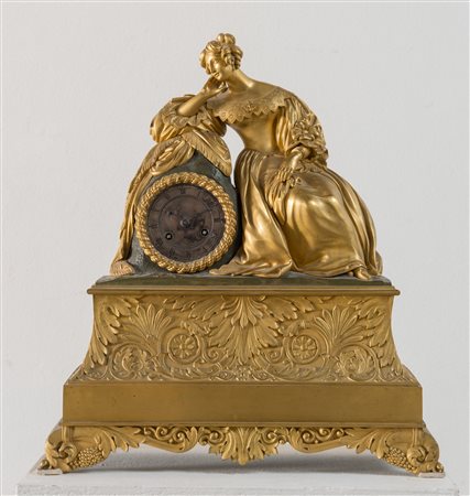 OROLOGIO IN BRONZO DORATO, Francia, prima metà del XIX secolo. Figura...