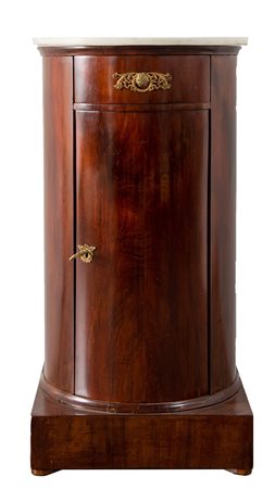 MOBILETTO A COLONNA. Ebanista Roos, inizio XIX secolo. Lastronato in mogano,...