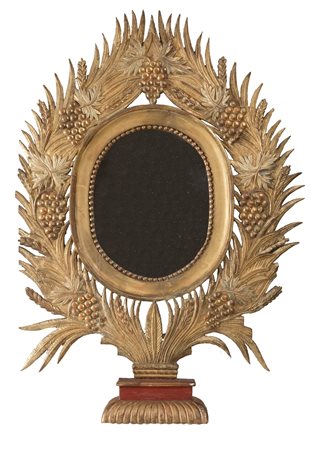 SPECCHIERA, di primo XIX secolo. Realizzata in legno intagliato e dorato....